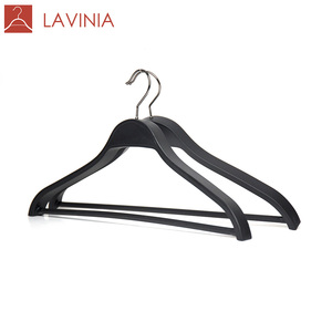 Cintres en plastique robustes Lavinia pour vêtements, style Za&ra, courbes plates, cintres en plastique noir pour chemises et manteaux - Product Image 2