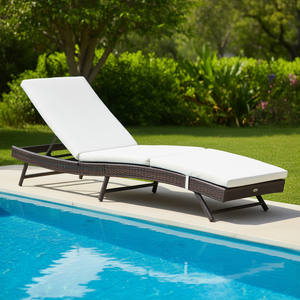 Tumbona de Exterior Blanca de Ratán PE con Respaldo Ajustable y Cojín, Diseño Contemporáneo para Piscina - Product Image 2