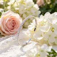 Bracelet ouvert minimaliste fin en argent avec une rangée de pierres CZ, accessoire de main formel pour demoiselle d'honneur, cadeau pour elle
