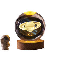 Lampe de chevet LED moderne en gros, boule de cristal gravée au laser 3D, sphère planétaire, base en bois, alimentation USB, pour la maison