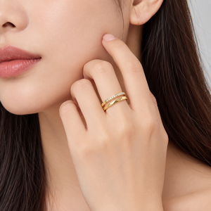 Anillo de acero inoxidable con líneas paralelas, chapado al vacío en oro de 14K con circonita - Product Image 5