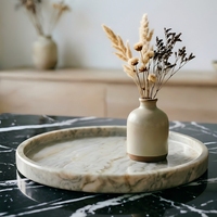 Plateau à thé minimaliste rond en marbre travertin pour salons modernes, tables basses et décoration d'hôtel.