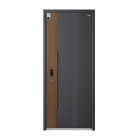 Porte pivotante extérieure en acier forgé gris foncé au design moderne et personnalisable, avec multiples serrures antivol pour atelier