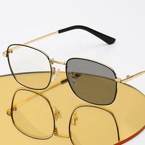 Gafas de Sol Fotocromáticas Unisex con Marco Cuadrado Dorado y Protección UV para Mujer y Hombre - Product Image 1