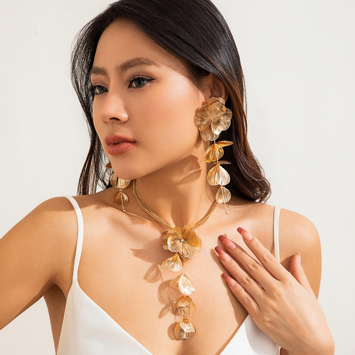 Wholesale Custom Irregular Filigree Flower Pendant Neck Chain