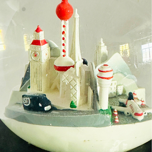 Passen Sie die ikonische Architektur der Stadt an Snow Globe Fügen Sie Schneeflocken und Pailletten hinzu, um Music Mas Water Globe abzuspielen - Product Image 3