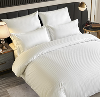Ensemble de draps de lit d'hôtel blancs de luxe personnalisés OEM 100% housse de couette à rayures en polyester drap plat tissé pour hôtels