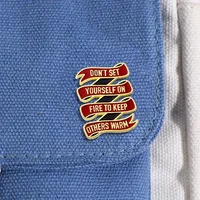 Ne vous mettez pas en feu pour garder les autres au chaud Broches à lettres drôles Broche à badge Accessoires vestimentaires