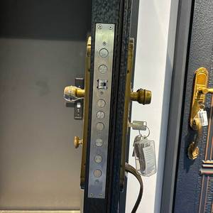 Puerta Exterior Residencial Moderna y Sencilla de Aluminio Fundido, Antiexplosión y Antibalas, Modelo <span class=keywords><strong>Carmen</strong></span> - Product Image 2