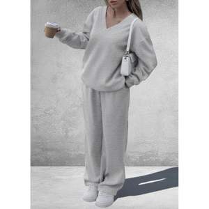 Ensemble décontracté deux pièces pour femme, collection Hiver 2025 : Sweat-shirt col en V et pantalon ample à jambes larges, tenue d'automne avec survêtement en maille - Product Image 1