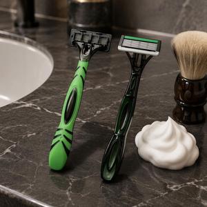 Hojas de afeitar curvadas de acero inoxidable de seis capas con parte trasera abierta MKR, amigables con la piel, con tira lubricante de <span class=keywords><strong>aloe</strong></span> <span class=keywords><strong>vera</strong></span> y vitamina E, herramienta de afeitado para piel sensible - Product Image 3