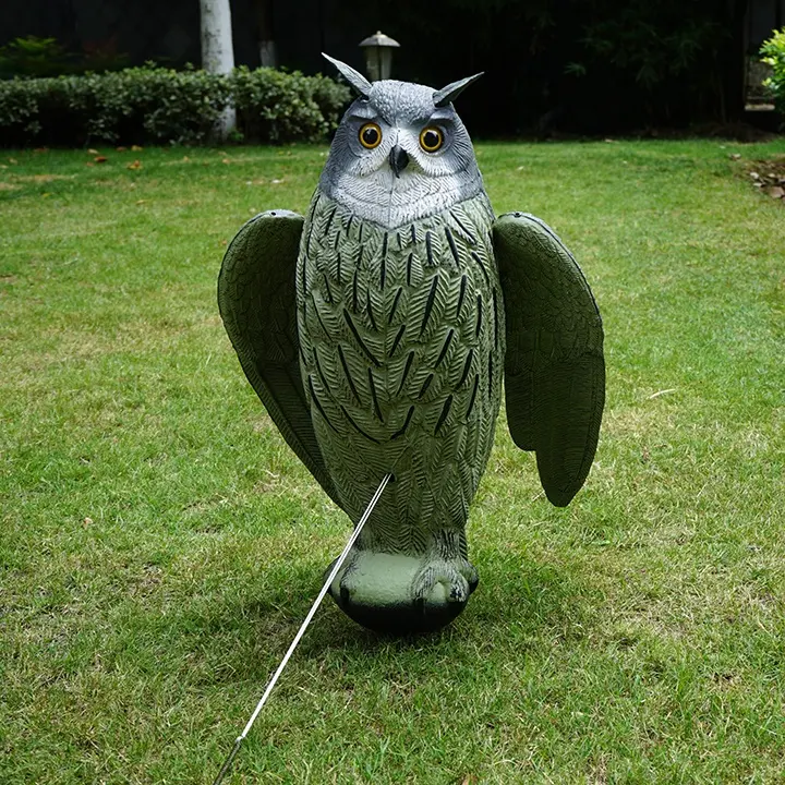 Señuelos de búho volador de plástico con alas oscilantes para asustar a los pájaros