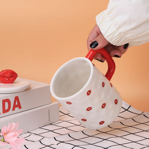 Mug en céramique Redeco avec impression de lèvres romantiques, couvercle à lèvres rouges 3D, motif de baiser vibrant, tasse à café originale pour cadeau de la Saint-Valentin - Product Image 4