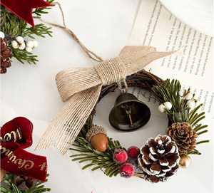 Décoration de Noël suspendue : Clochette de Noël, Nœud de Noël, Couronne de Noël à suspendre au bouton de porte avec pomme de pin de Noël - Product Image 2