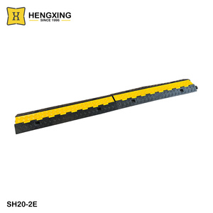 Seguridad vial Bloqueo apretado duradero Joroba <span class=keywords><strong>para</strong></span> exteriores Cubierta de alambre de PVC amarillo 2 canales <span class=keywords><strong>Protector</strong></span> de cable de goma negro - Product Image 4