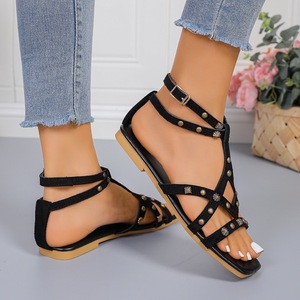 Sandalias de gladiador con punta cuadrada para mujer, estilo veraniego, con remaches metálicos decorativos, hebilla en el tobillo, informales, para la playa - Product Image 5