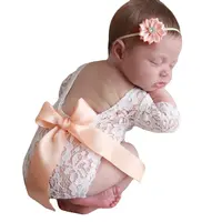 Fantastisches Neugeborenen-Outfit 2PCS pro Set Ein Spitzen-Bodysuit plus Einkopf-Dekor-Kombination für Fotoshootings