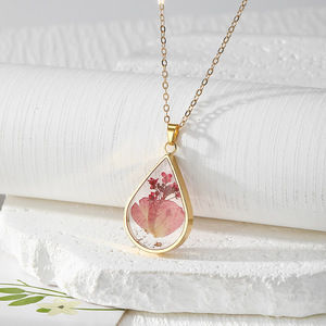 Colliers en chaîne dorée avec pendentif goutte d'eau en résine et fleurs séchées, ras-de-cou floral pour <span class=keywords><strong>femme</strong></span>, <span class=keywords><strong>bijoux</strong></span> d'été à superposer - Product Image 4