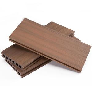 Planche de terrasse en composite bois-plastique (WPC) à grain de bois, antidérapante, co-extrudée, imperméable pour l'extérieur - Product Image 1