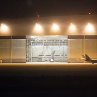 Hangar d'avion préfabriqué à grande portée en structure métallique avec porte coulissante personnalisée pour le stockage aéroportuaire et l'aviation
