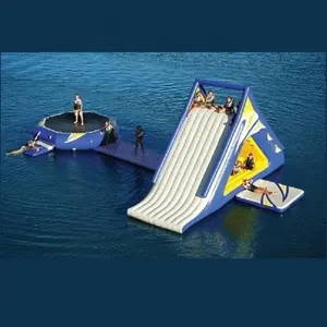 Opblaasbare Drijvende Waterpark Trampoline Water Driehoek Glijbaan Voor Volwassenen En Kinderen