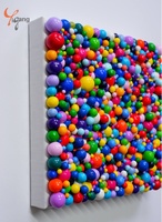 Sculpture en résine et fibre de verre sur mesure de cubes de bonbons colorés avec son attrait esthétique dynamique