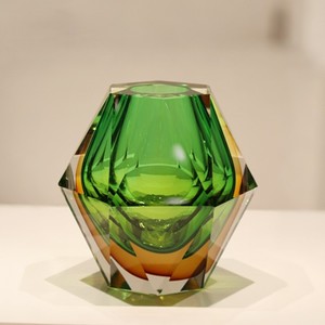 Jarrón de vidrio simple con diseño decorativo de flores en cristal. - Product Image 2