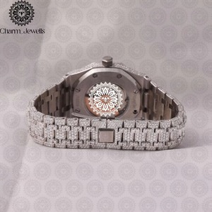 Montre en diamant de qualité supérieure, conçue pour un port confortable et des performances durables, disponible au prix de gros - Product Image 4