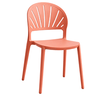 Chaise de salle à manger multicolore vibrante, chaise de loisirs moderne à dossier creux en forme d'éventail pour la décoration intérieure d'hôtels de charme et de cafés
