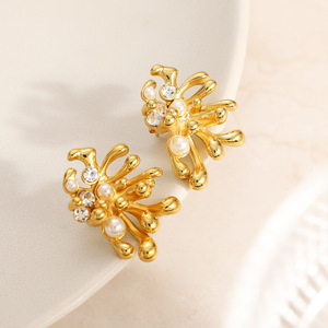 Boucles d'oreilles tendance en forme de fleur géométrique, plaquées or 18 carats avec perles et diamants, bijoux de soirée - Product Image 4