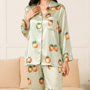 Pyjama en satin personnalisé imprimé numériquement pour femme – Ensemble de luxe sexy et confortable pour la nuit et la détente - Product Image 1