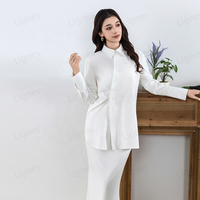 Ensemble coordonné 2 pièces classique et modeste pour femmes musulmanes Lignes White, avec chemise boutonnée et jupe longue, personnalisable