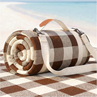 Tapis de pique-nique pliable imperméable à carreaux, couverture de plage épaisse pour le camping en plein air avec sangle de transport portable pour pique-nique
