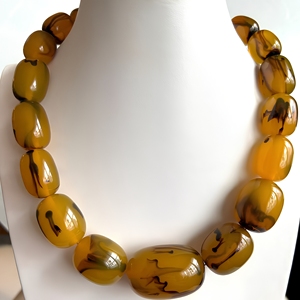 Collar con Colgante de Resina Ámbar Clásico, Certificado IGI, Forma de Gancho, Piedra Redonda, Joyería Unisex para Uso Diario - Product Image 1
