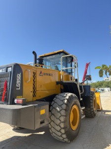 Chargeuse sur pneus Komatsu 956L 2024 jaune d'occasion, godet de 3 m, poids opérationnel de 18 tonnes, pompe de machine de 20 tonnes - Product Image 3