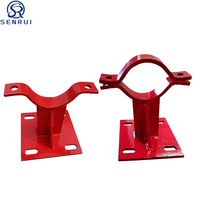 Support de poteau en acier peint en rouge à fixation au sol avec deux colliers de serrage et base fendue pour sprinkler anti-incendie et CVC