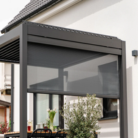 Stores extérieurs motorisés à rail intégré avec système Zip Track et rails latéraux pour véranda scellée