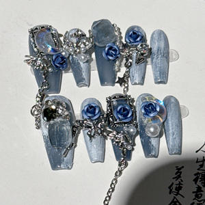 Faux ongles longs en résine bleu-gris, motif rose, forme amande, effet armure usagée, style industriel lourd, luxe éclatant, tendance Spice Girl - Product Image 3