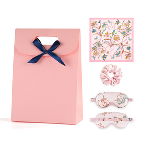 Ensemble cadeau en tissu personnalisé de luxe Ping, foulard en soie imprimé, masque pour les yeux, sac rose, nœud bleu, design exquis pour femmes - Product Image 1