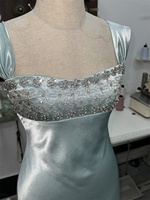 Robe maxi en satin bleu sans manches pour femmes avec détail de buste perlé Robe de soirée élégante en gros pour événement de soirée