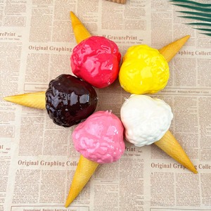Modèle d'ornement de bureau et cadeau, en forme de jouets mignons, représentant un délicieux gelato crémeux et moelleux, crème glacée à la vanille et cornet gaufre, thème boutique de desserts - Product Image 2