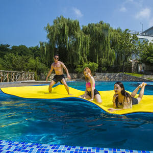 Tapis d'<span class=keywords><strong>eau</strong></span> flottant en mousse Xpe de 18 <span class=keywords><strong>pieds</strong></span> par 6 <span class=keywords><strong>pieds</strong></span> Tapis en mousse flottant pour la plage et <span class=keywords><strong>l</strong></span>'extérieur - Product Image 2