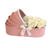 Boîte cadeau en carton mat avec motif floral en forme de berceau pour bébé, idéale pour les baptêmes et les fêtes d'anniversaire
