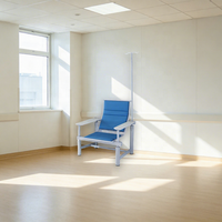 Fauteuil d'infusion bleu pour patients externes d'hôpital avec poteau IV et accoudoirs rembourrés, structure en acier pour transfusion sanguine en clinique ou sur le service