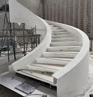 Marches d'escalier courbées en marbre blanc moderne sur mesure, panneaux latéraux solides pré-assemblés, kit d'escalier hélicoïdal