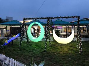 Dondoli da Patio a Forma di Luna <span class=keywords><strong>per</strong></span> Decorazione da Giardino Esterno con Sedia a Dondolo a Mezzaluna Luminosa ad Energia Solare - Product Image 4