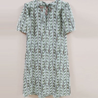Robe en coton léger à rayures vertes et blanches, style bohème, éco-responsable, tissée, lavable, avec détails boutonnés et fermeture à nouer, coupe classique