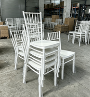 Chaise Chiavari en plastique empilable, résistante à l'eau, pour usage intérieur/extérieur, idéale pour les hôtels, mariages, banquets et traiteurs – Vente en gros