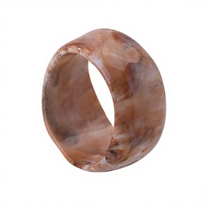 Bracelet en résine de forme ronde, bijou artistique de collection, fabriqué par la technique de moulage - Product Image 6