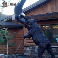 Statue d'animal sauvage populaire TREVI, sculpture en bronze grandeur nature d'un ours qui combat un aigle